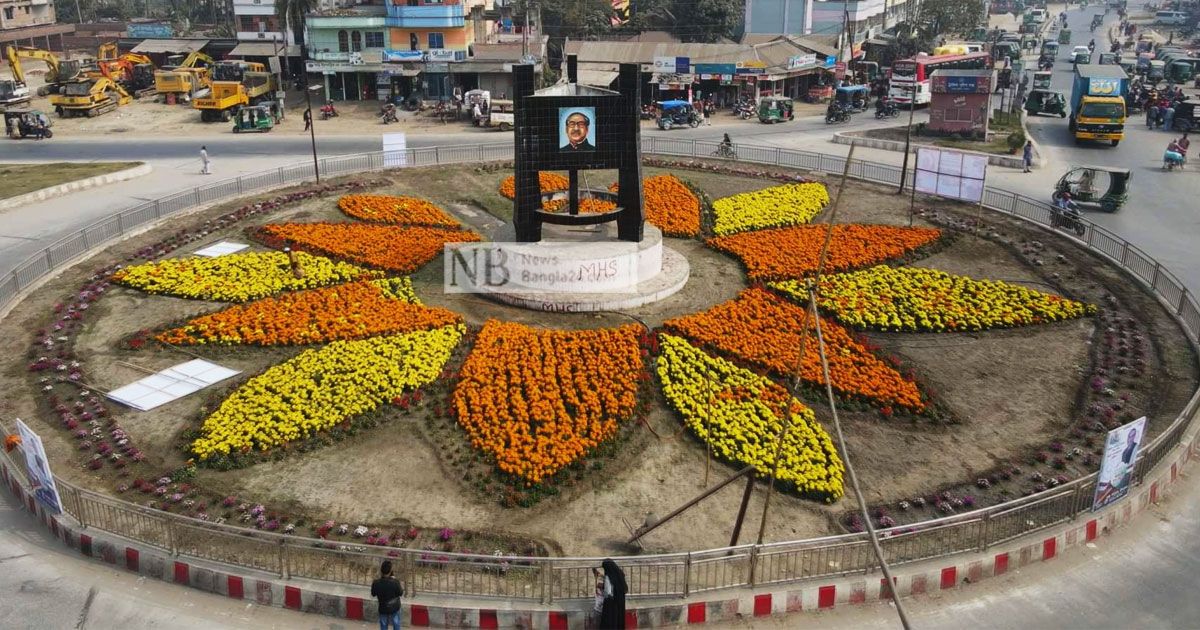 দাশুড়িয়া বাইপাস গোলচত্বরে মুগ্ধতা ছড়াচ্ছে মহাসড়কের ফুলের বাগান