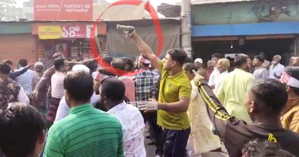 প্রকাশ্যে-অস্ত্র-উঁচিয়ে-বিএনপির-পদযাত্রায়-এক-যুবক
