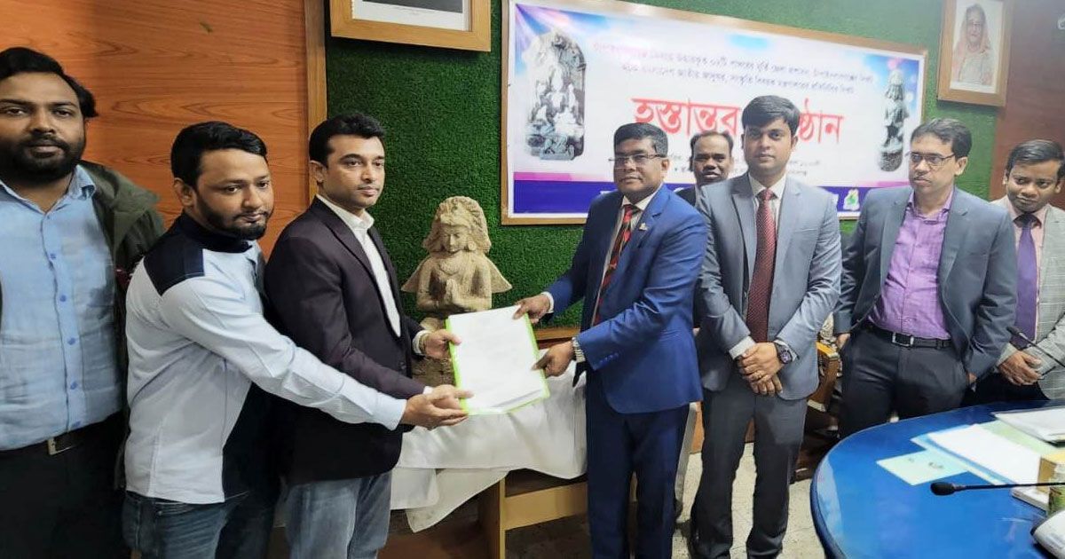 মাটির-নিচে-পাওয়া-দুটি-মূর্তি-জাতীয়-জাদুঘরে-হস্তান্তর