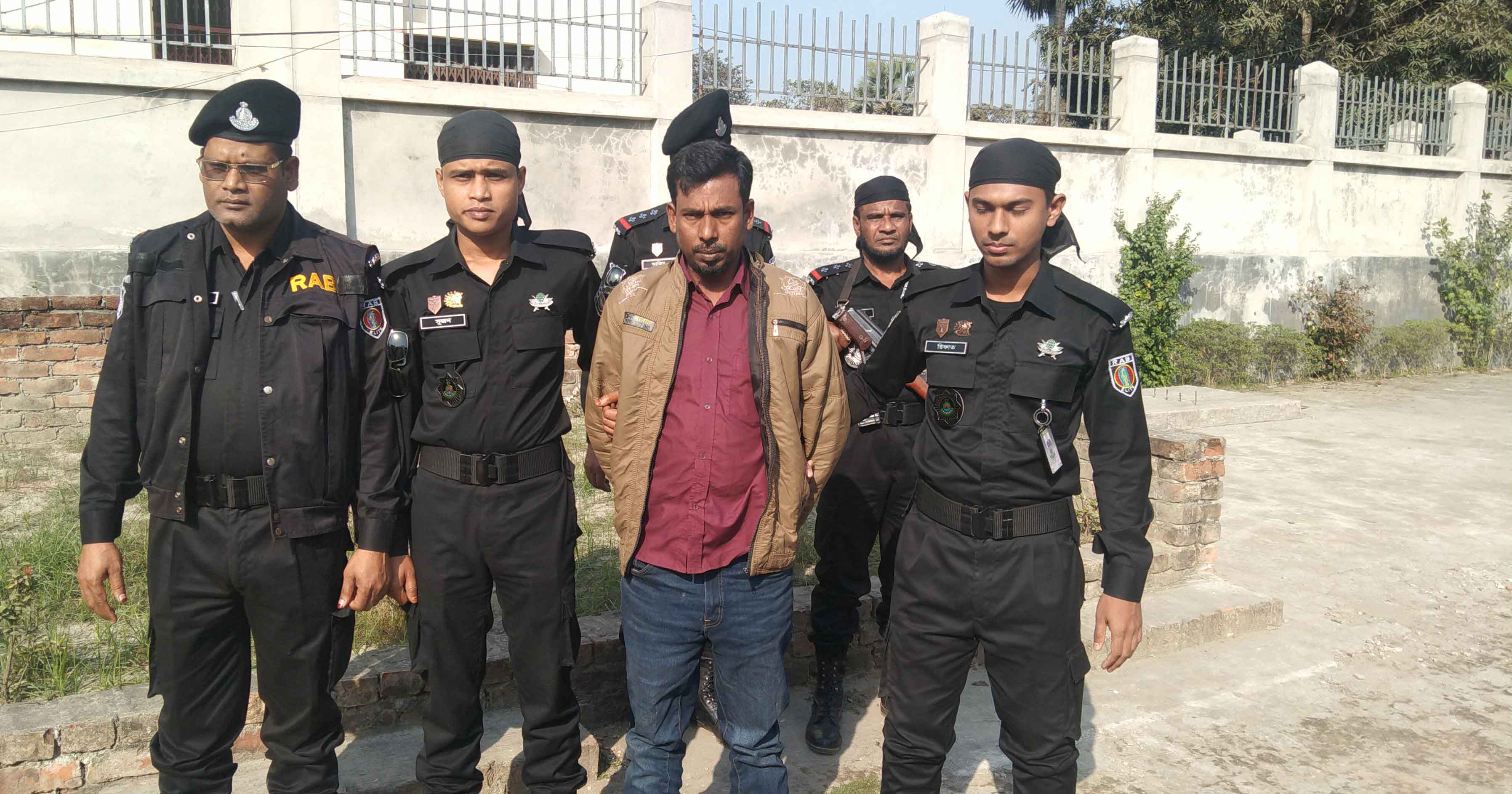 যাবজ্জীবন-দণ্ড-নিয়ে-কাজ-করছিলেন-চায়ের-দোকানে