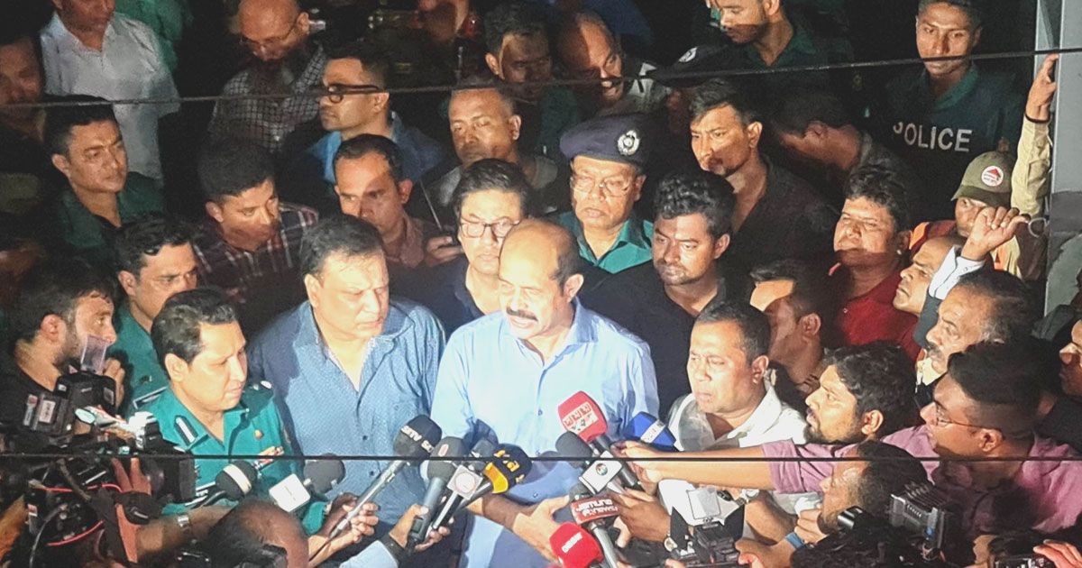 জনতার ভিড়ে উদ্ধার কাজে বিঘ্ন  
