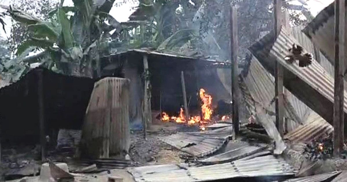কুপিয়ে-হত্যা-প্রতিবাদে-২০-বাড়িতে-আগুন