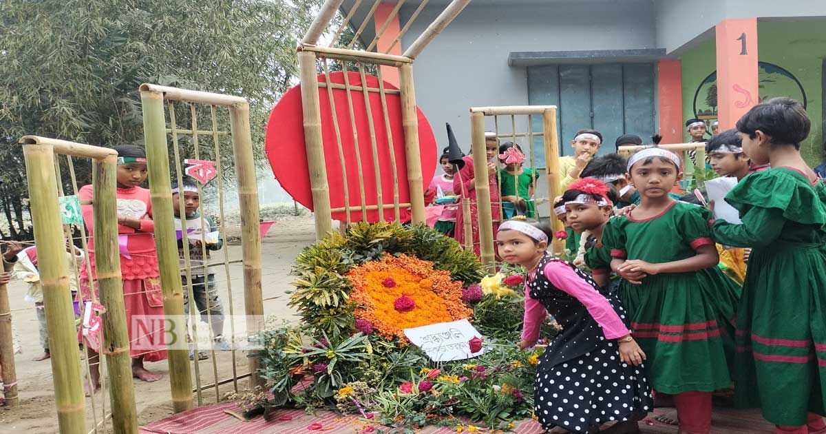বাঁশ-দিয়ে-শহীদ-মিনার-বানিয়ে-একুশের-শ্রদ্ধা-