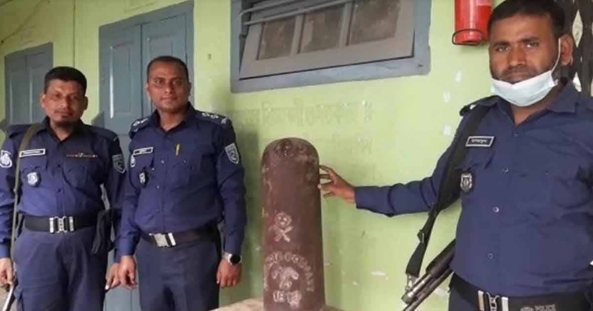 পুকুরে-মাছ-ধরার-সময়-মিলল-ব্রিটিশ-আমলের-সীমানা-পিলার