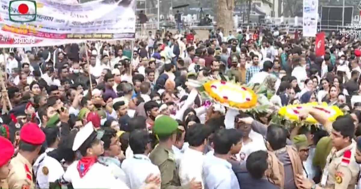 শহীদ-মিনারে-ভাষা-শহীদদের-প্রতি-শ্রদ্ধা-জানাচ্ছে-জাতি
