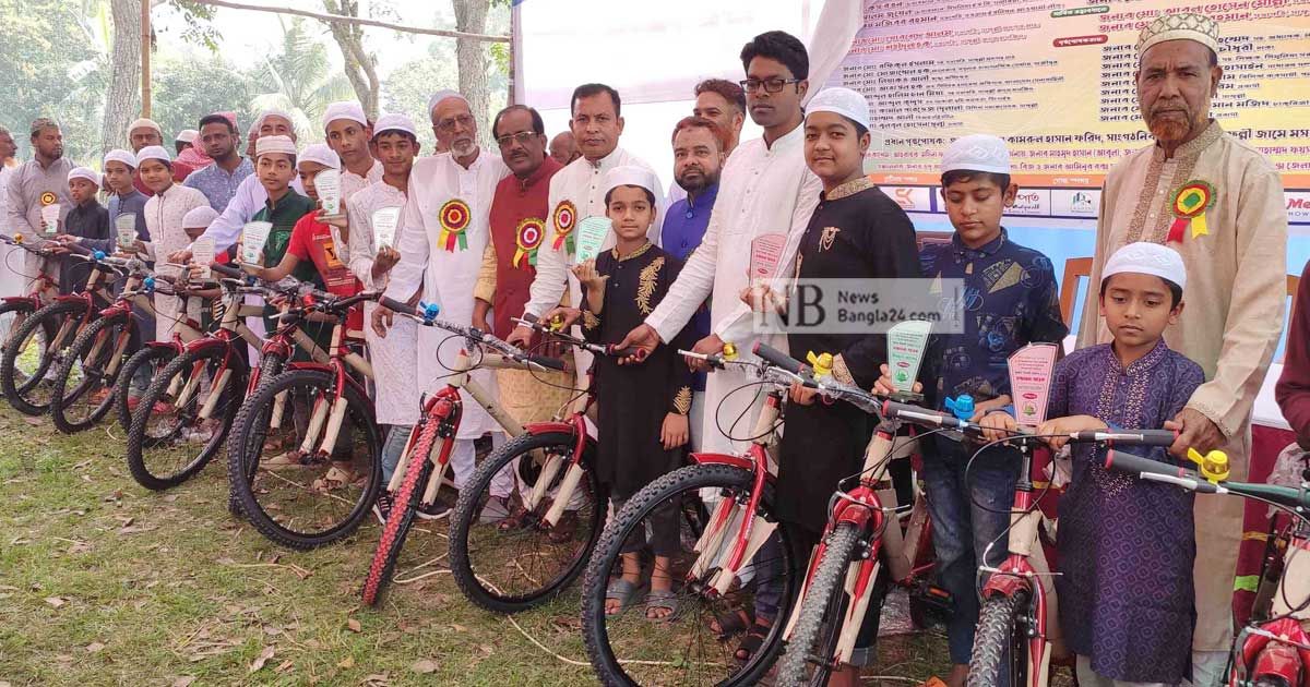 ৪০ দিন জামাতে নামাজ পড়ে সাইকেল পেল ১৭ শিশু