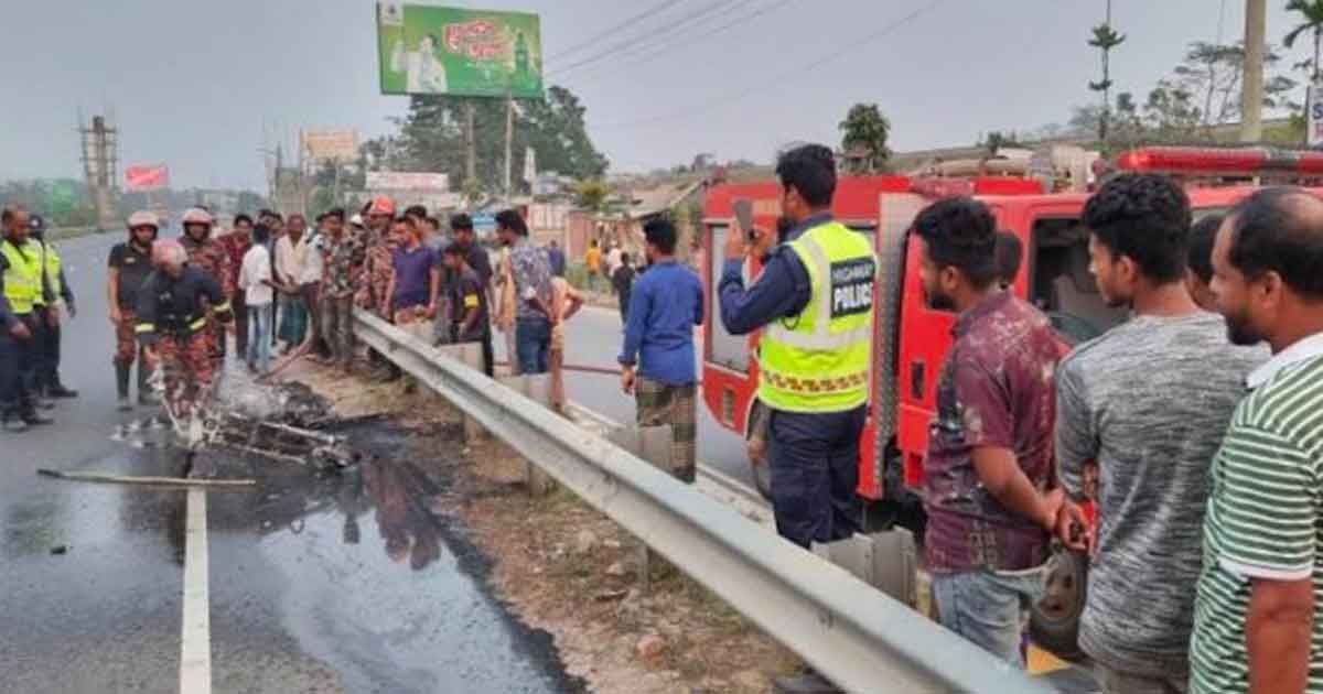 স্টার্ট না হওয়ায় নিজের বাইকে আগুন
