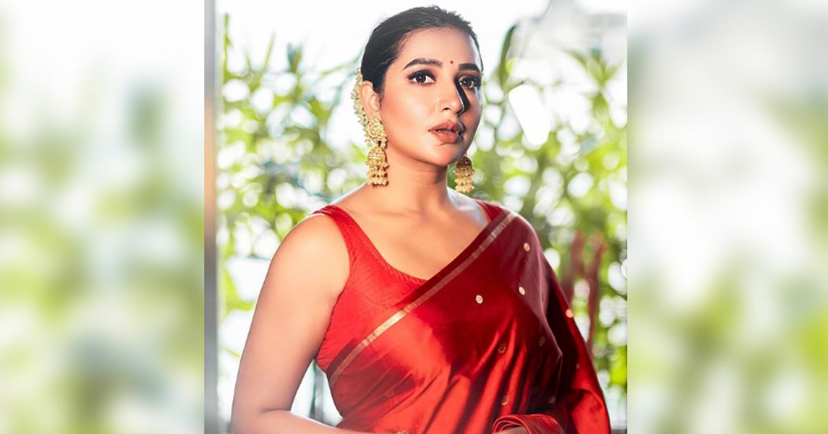 হাঁড়ি-পাতিলের-দোকানে-ছবি-তুলে-বিপাকে-শুভশ্রী