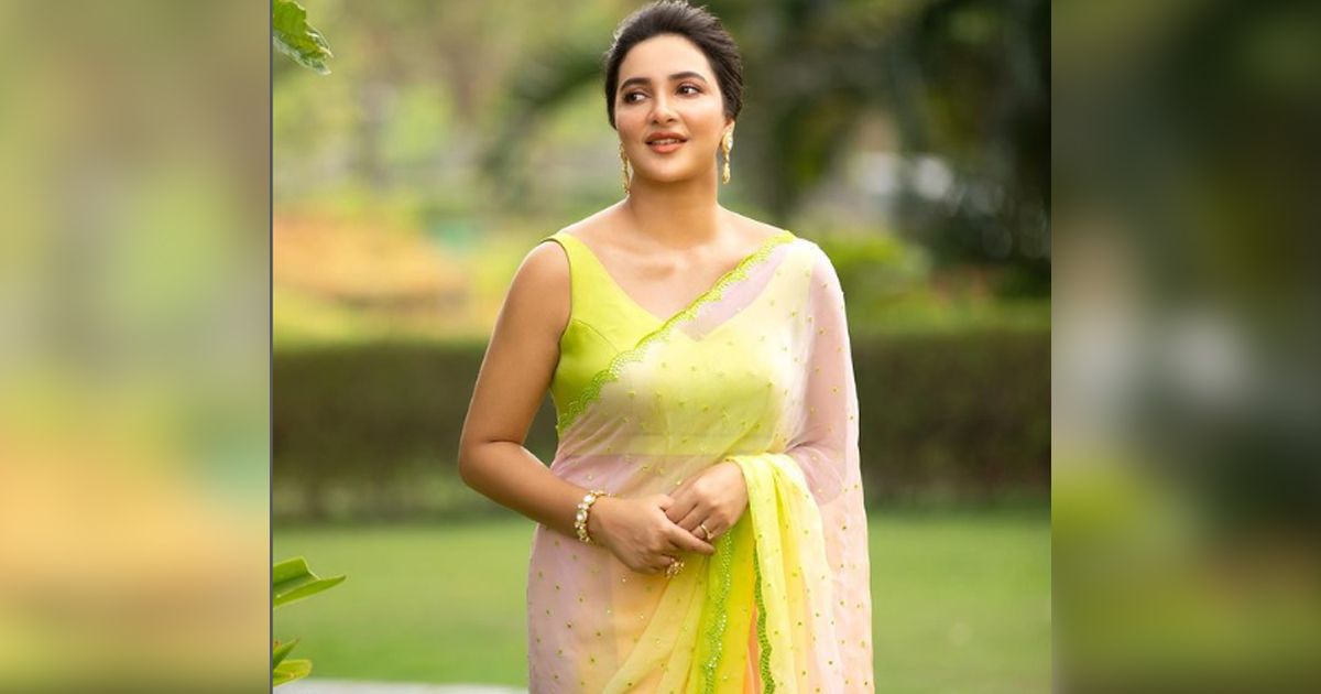 হাঁড়ি-পাতিলের দোকানে ছবি তুলে বিপাকে শুভশ্রী