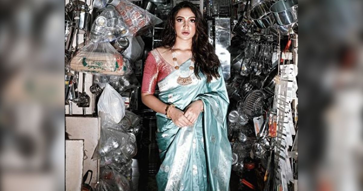 হাঁড়ি-পাতিলের দোকানে ছবি তুলে বিপাকে শুভশ্রী