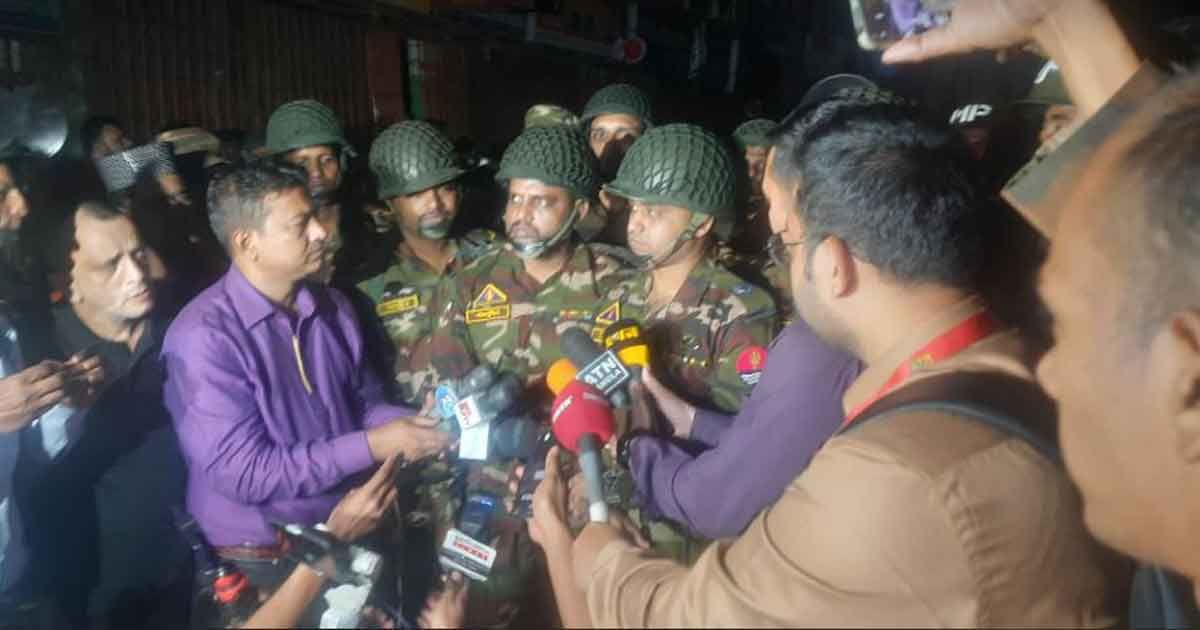 বিস্ফোরণস্থল পরিদর্শন শেষে মিডিয়ার সঙ্গে কথা বলেন সেনাবাহিনীর বোম্ব ডিসপোজাল টিমের লিডার মেজর