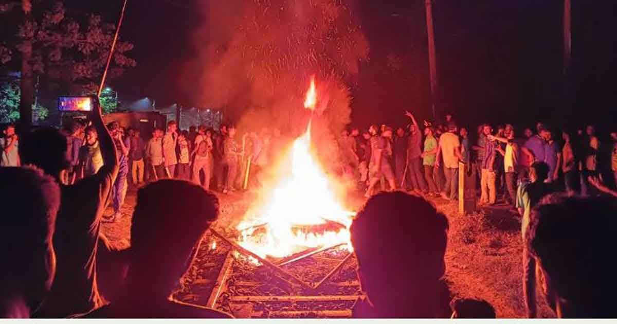 রেললাইনে-রাবি-শিক্ষার্থীদের-আগুন-ট্রেন-চলাচল-বন্ধ