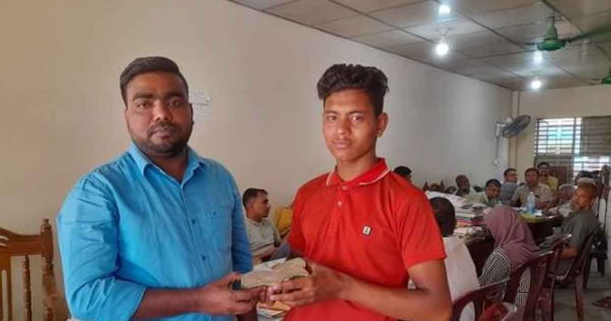 ফেলে-যাওয়া-২-লাখ-টাকা-ফিরিয়ে-দিলেন-রিকশাচালক