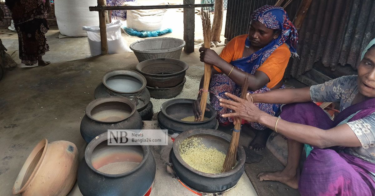 হাতে ভাজা মুড়ির গ্রামজুড়ে ব্যস্ততা