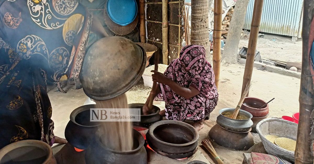 হাতে ভাজা মুড়ির গ্রামজুড়ে ব্যস্ততা