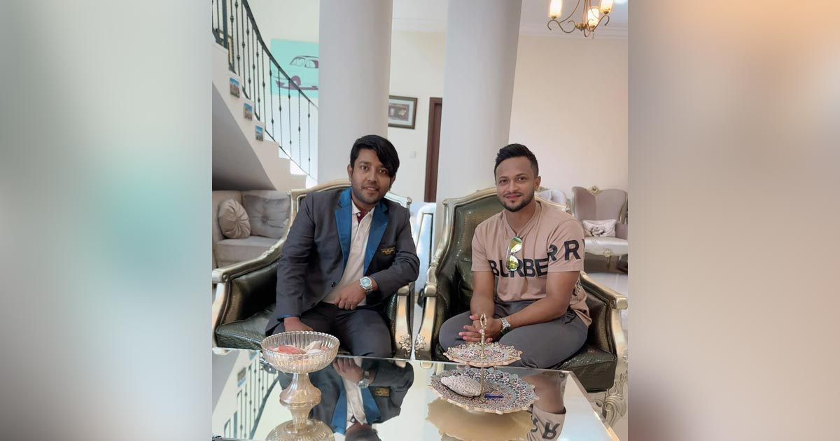 পুলিশ হত্যার আসামি আরাবের সঙ্গে ‘বগুড়ার পোলা’ গাইলেন হিরো আলম