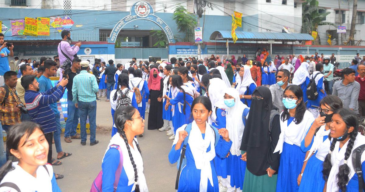 বিচারকের পা ধরলেন অভিভাবকরা, শিক্ষার্থীদের বিক্ষোভ