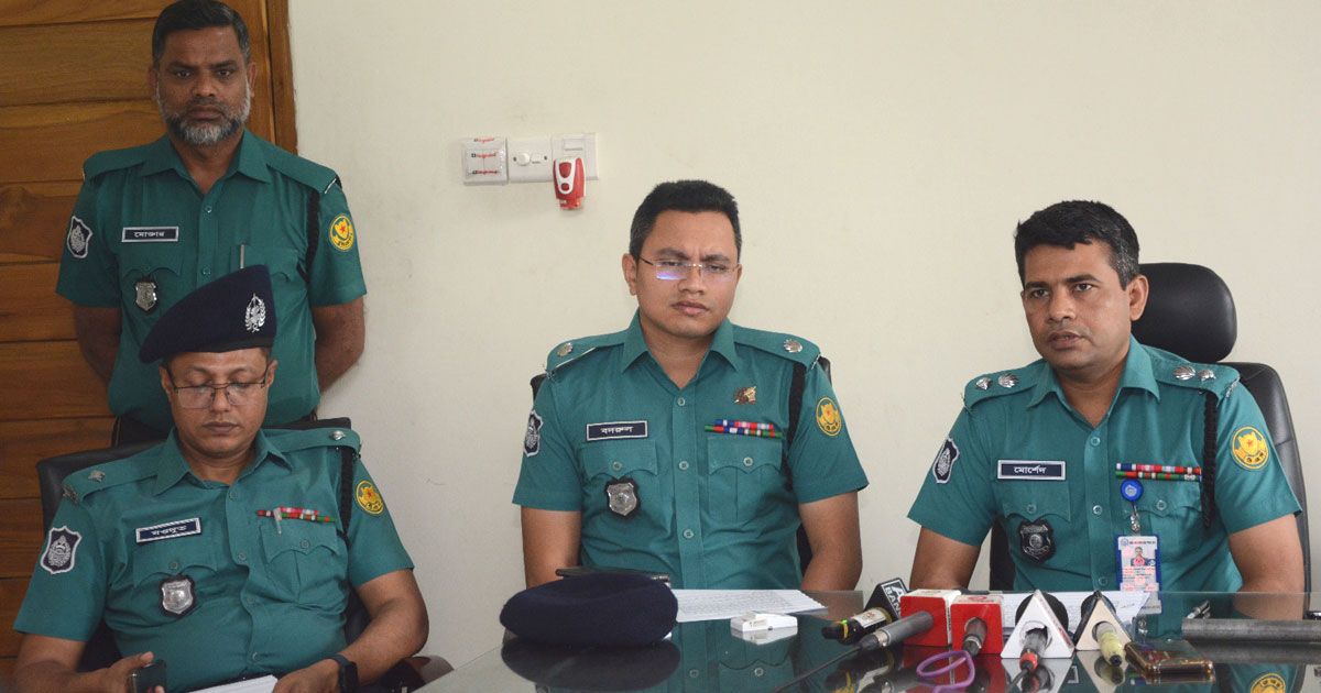 Drug-dealers-knife-arrested-in-SIs-chest-3