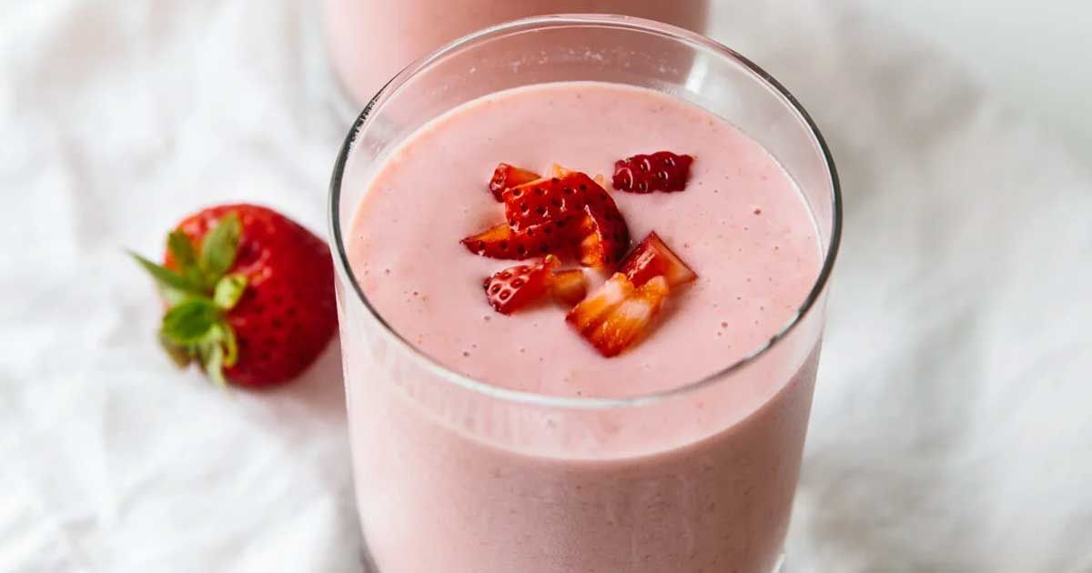 Have-a-delicious-strawberry-smoothie-after-Iftar