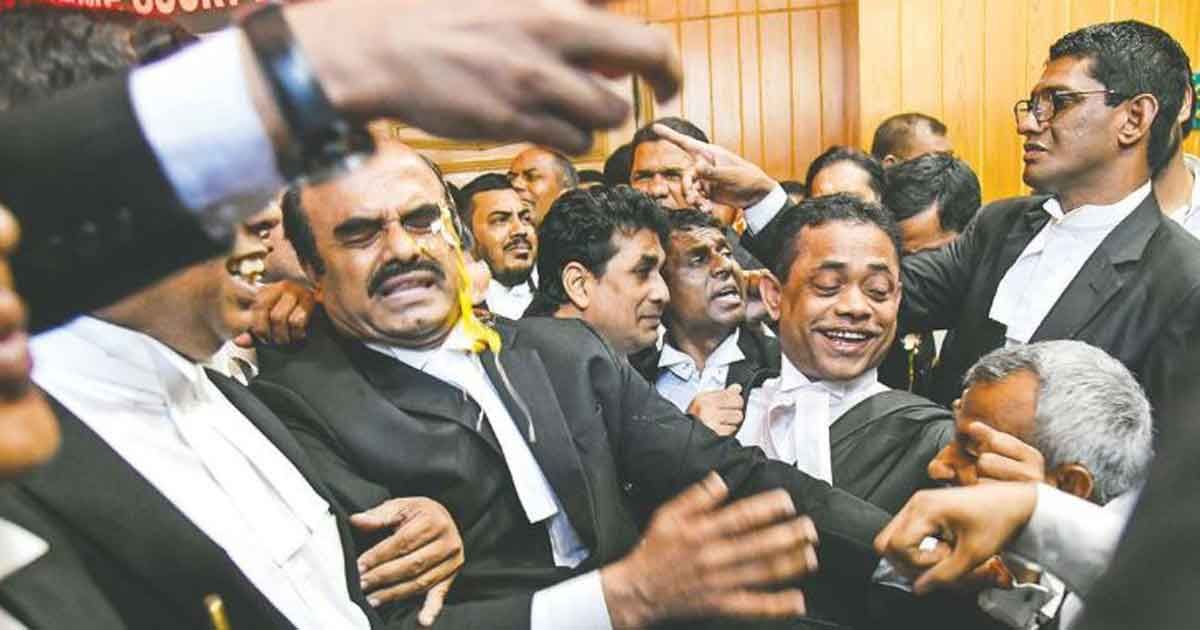 সুপ্রিম-কোর্টে-ডিম-ছোড়াছুড়ি-করলেন-আইনজীবীরা
