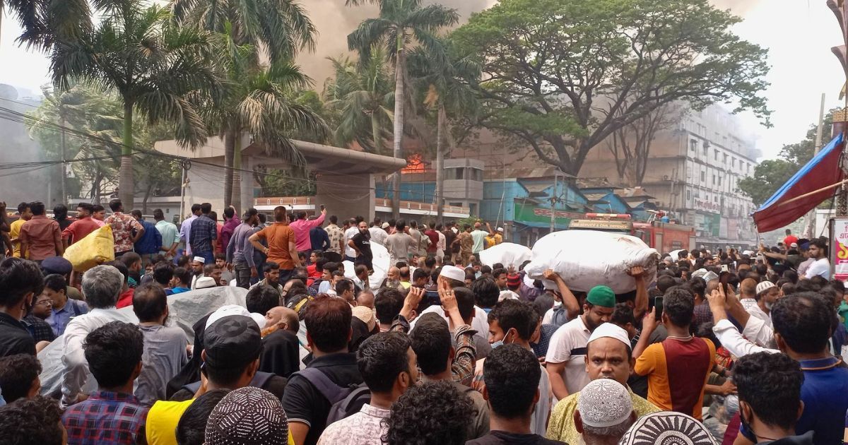 আগুন-নেভাতে-বাধা-উৎসুক-জনতা