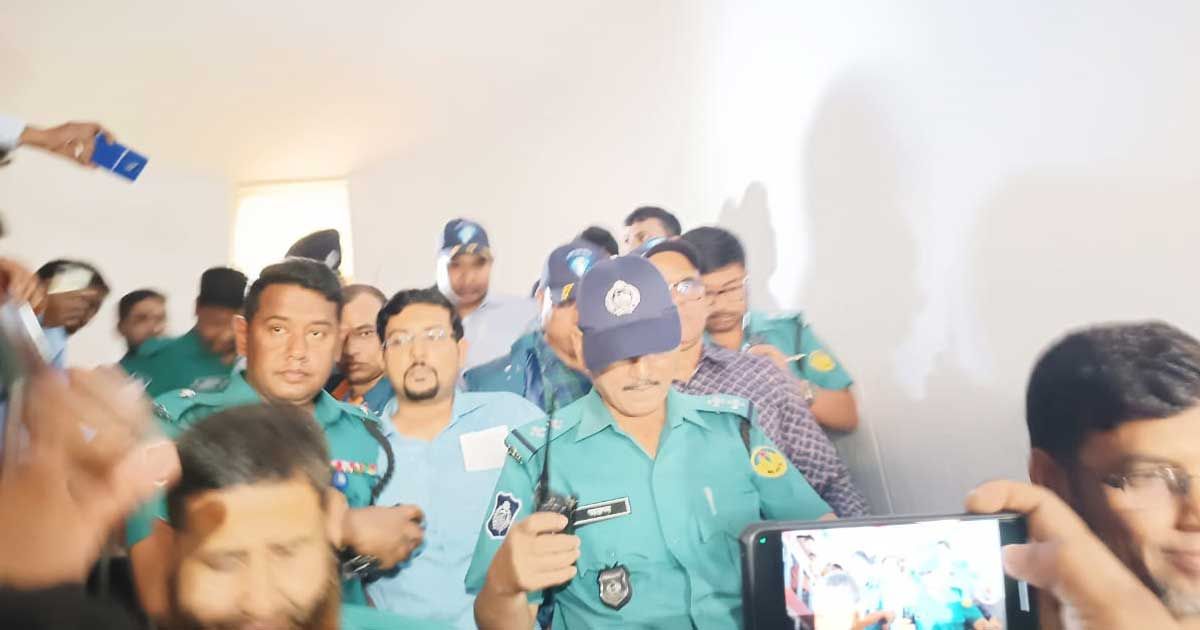 ঘুষের ১০ লাখ টাকাসহ আটক উপ-কর কমিশনার 