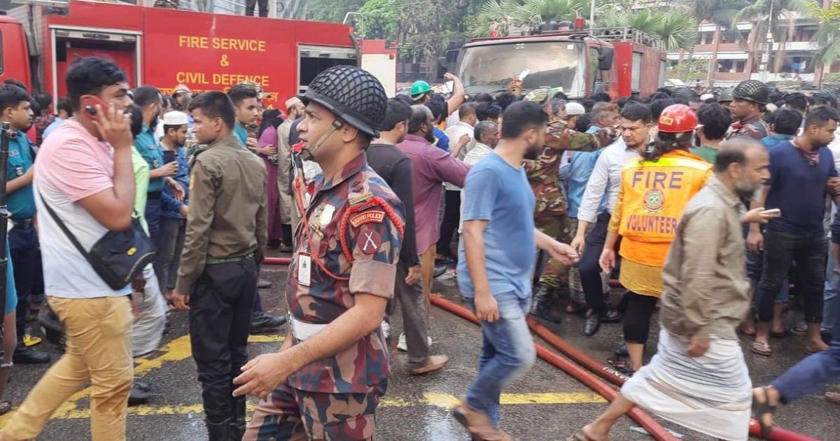 বাতাসে-আশপাশের-মার্কেটে-ছড়ায়-বঙ্গবাজারের-আগুন