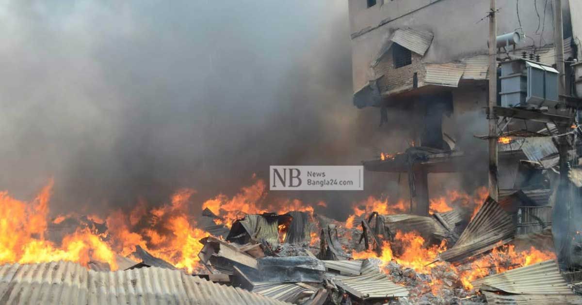 সকাল-৬টা-থেকে-পুড়ছে-বঙ্গবাজার-পানির-অভাবে-আগুন-নিয়ন্ত্রণে-ধীরগতি