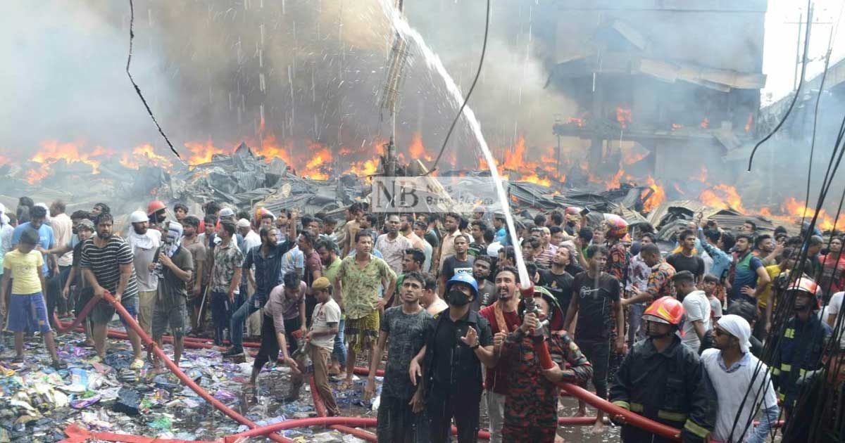 বঙ্গবাজারে আগুনের ঘটনায় এফবিসিসিআই-ডিসিসিআইর শোক