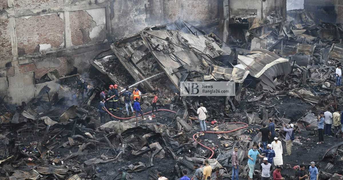৩০ ঘণ্টা পরও নির্বাপণ হয়নি বঙ্গবাজারের আগুন