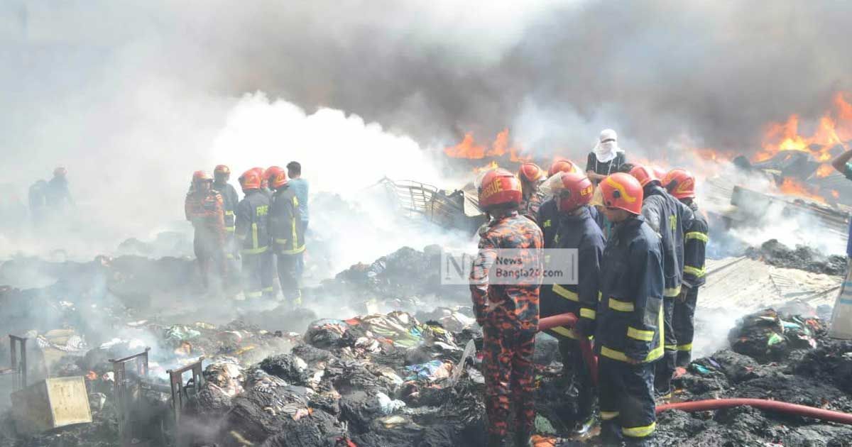 বঙ্গবাজারে-পুলিশের-ওপর-হামলার-ঘটনায়-৩০০-জনকে-আসামি-করে-মামলা
