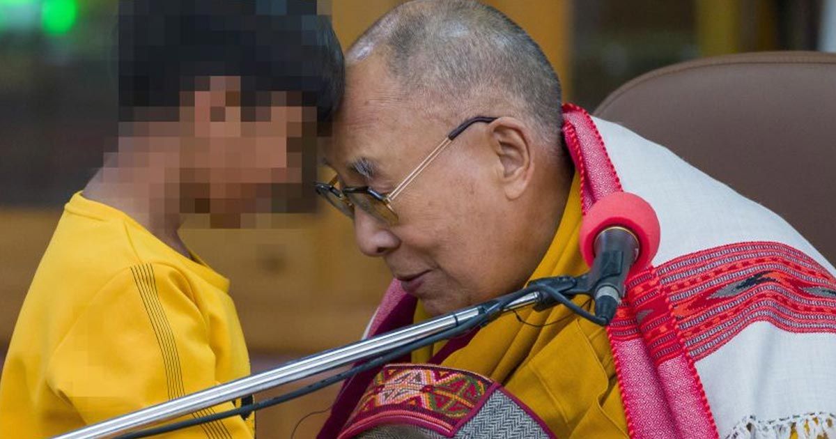 শিশুকে চুমুর ঘটনায় ক্ষমা চাইলেন দালাই লামা 