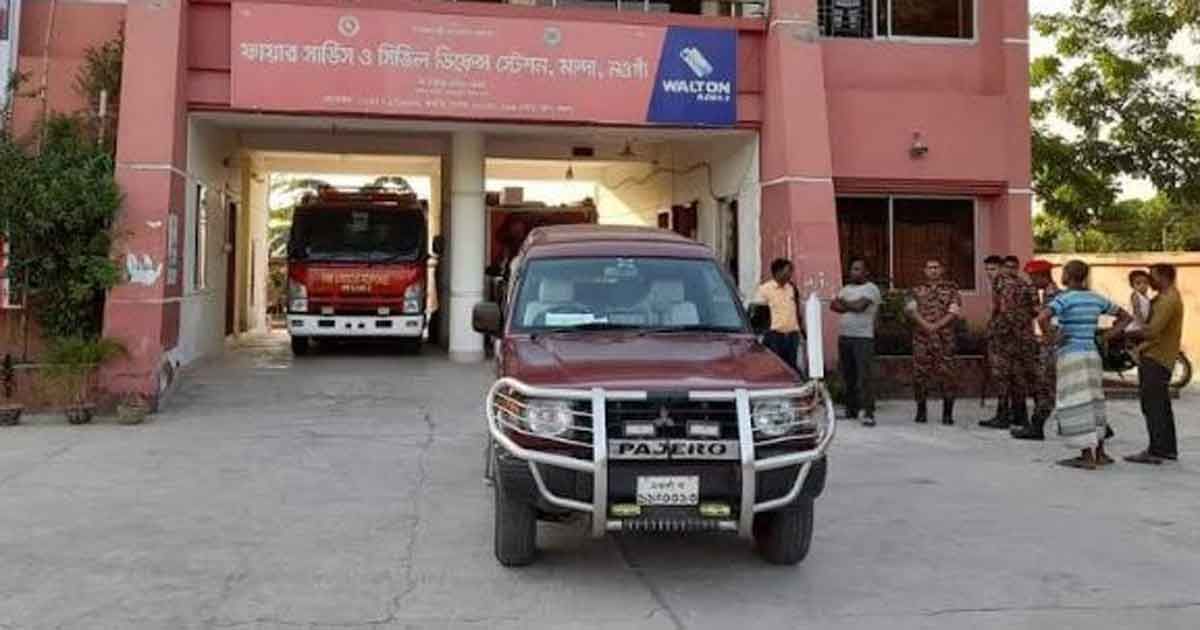 ছাত্রীকে-উত্যক্তের-প্রতিবাদে-ফায়ার-ষ্টেশনে-হামলা-আহত-২