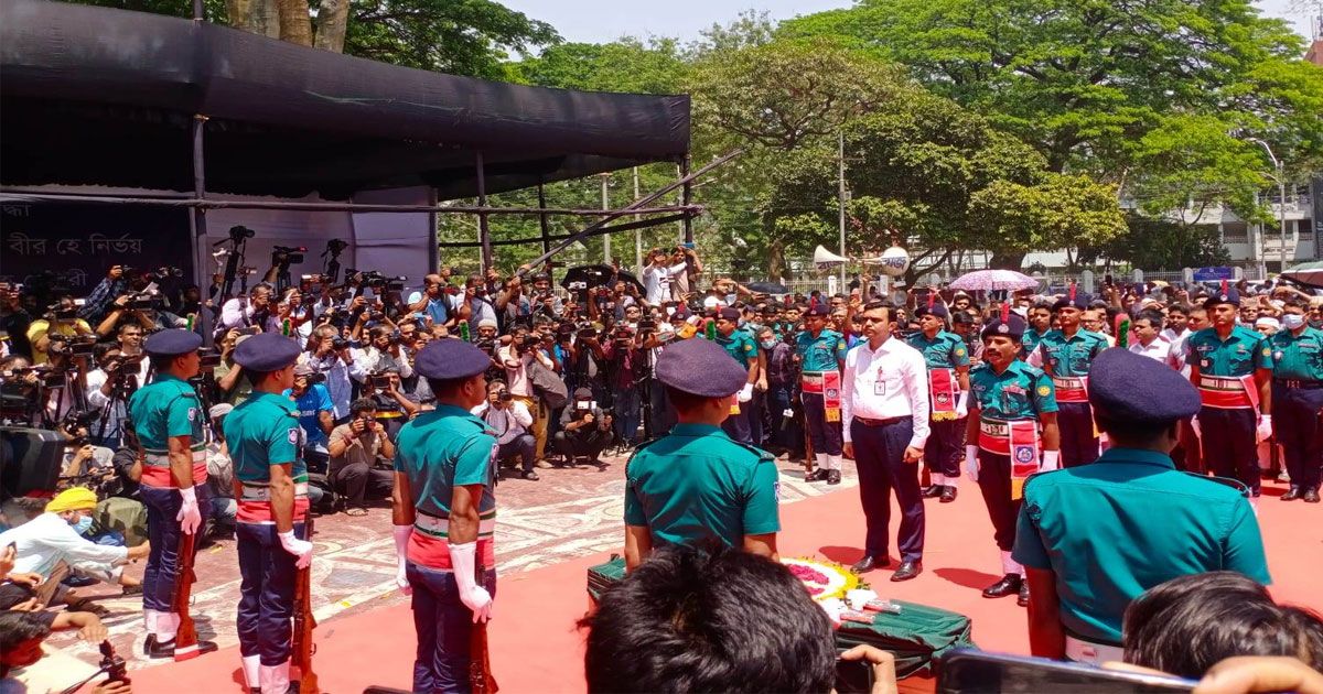 শহীদ-মিনারে-জাফরুল্লাহ-চৌধুরীকে-গার্ড-অফ-অনার