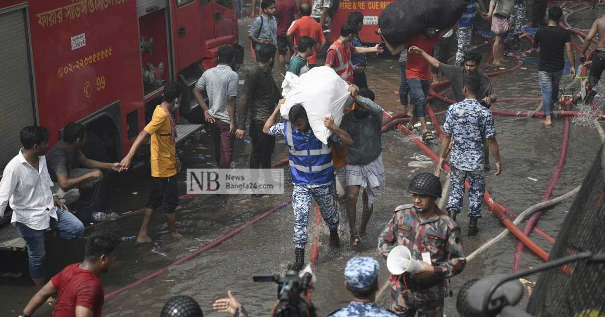 নিউ সুপার মার্কেটে আগুন: ছবিতে নিয়ন্ত্রণ তৎপরতা