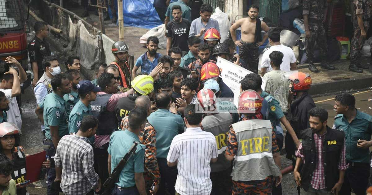 নিউ সুপার মার্কেটে আগুন: ছবিতে নিয়ন্ত্রণ তৎপরতা