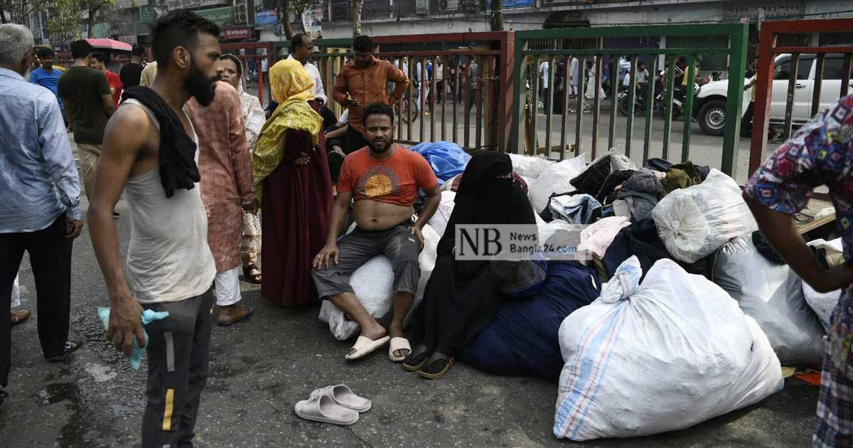 নিউ সুপার মার্কেটে আগুন: ছবিতে নিয়ন্ত্রণ তৎপরতা