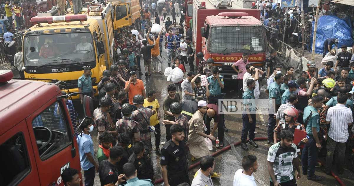 নিউ সুপার মার্কেটে আগুন: ছবিতে নিয়ন্ত্রণ তৎপরতা