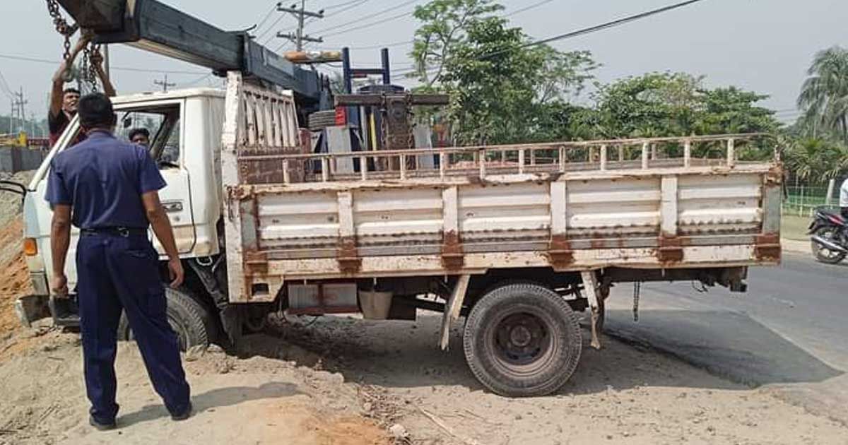 নারায়ণগঞ্জে-ট্রাকের-ধাক্কায়-অটোরিকশার-দুই-যাত্রী-নিহত- 