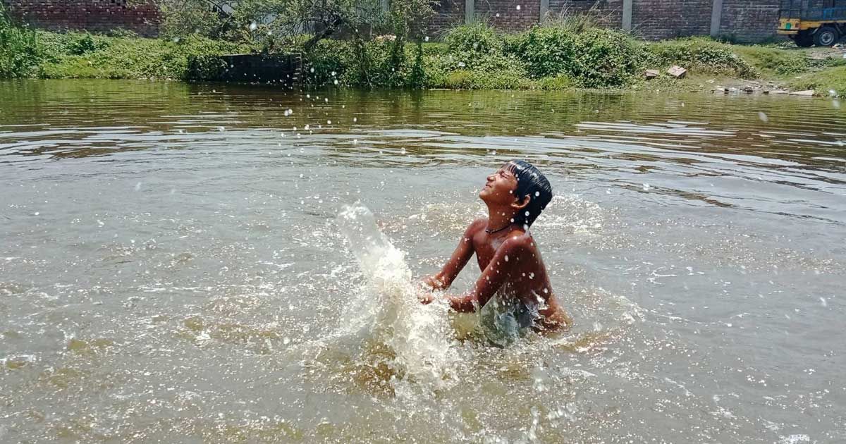 ‘ঘরে টিকতে পারছি না, বাইরেও দাঁড়াতে পারছি না’