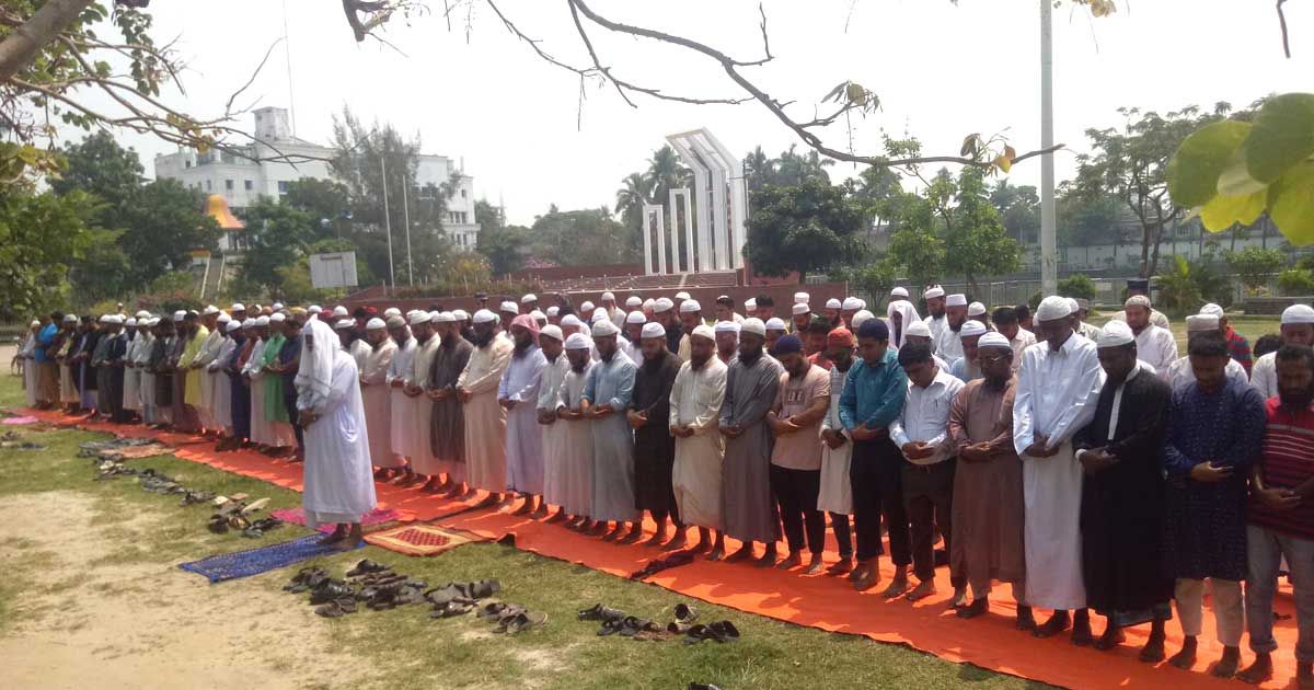 ‘ঘরে টিকতে পারছি না, বাইরেও দাঁড়াতে পারছি না’