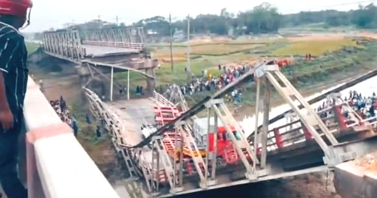 সেতু-ভেঙে-নদীতে-লরি-ও-প্রাইভেট-কার