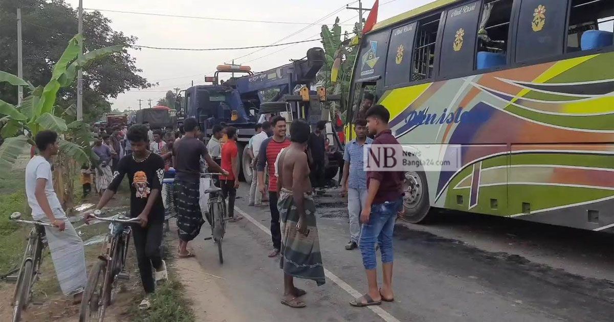 নওগাঁয় পিকআপে বাসের ধাক্কা, নিহত ২ আহত ১৫