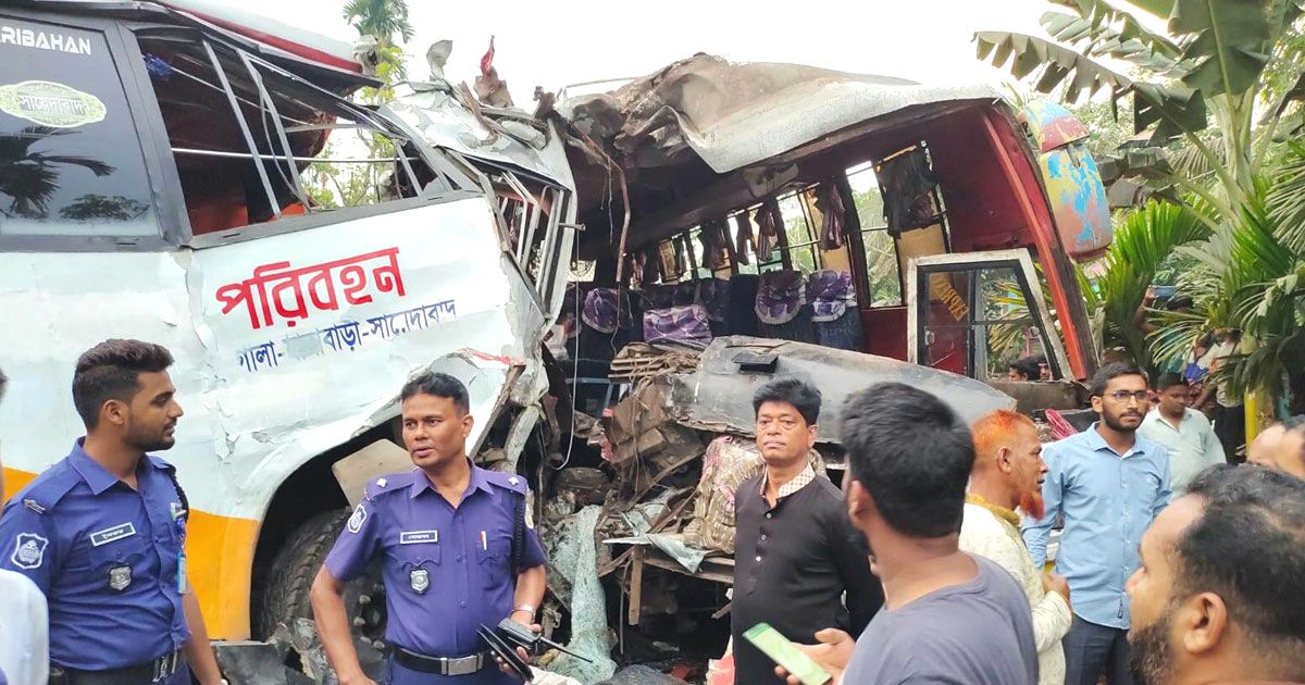 ঢাক‌া-কুয়াকাটা-মহাসড়‌কে-বাসের-মু‌খোমু‌খি-সংঘর্ষ-আহত-২১