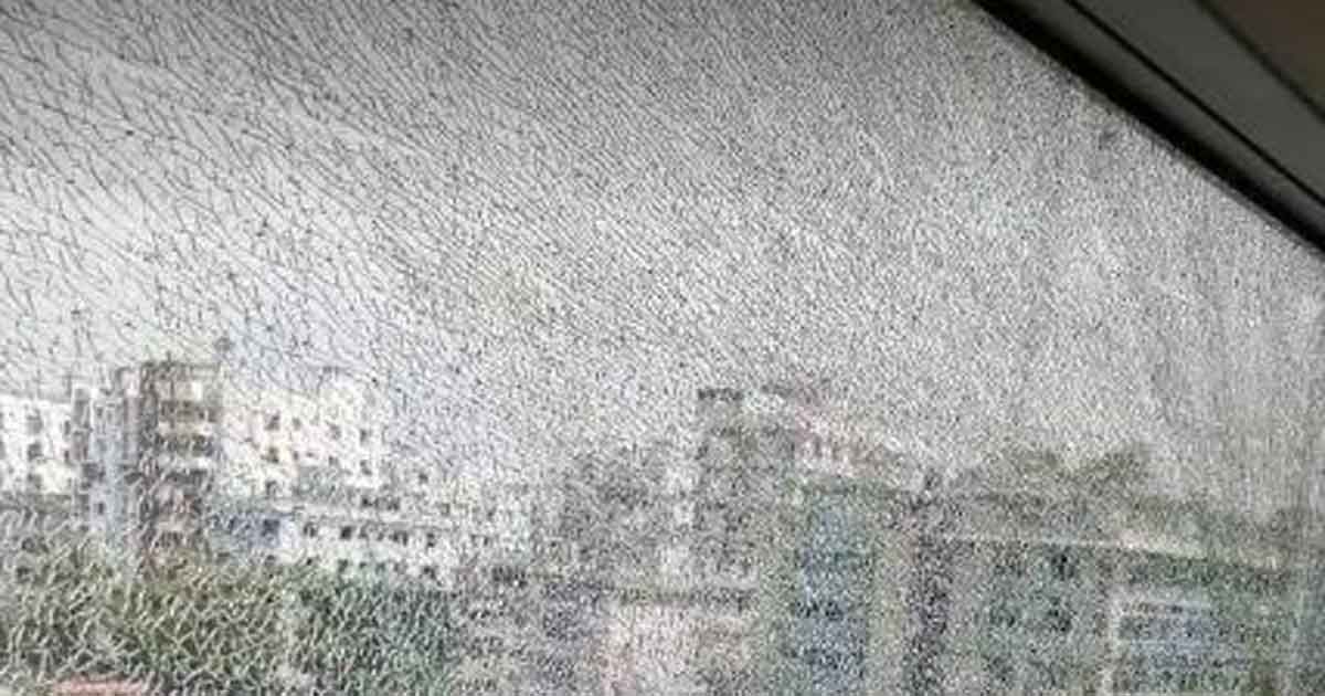 ঢিলে ভাঙল মেট্রোরেলের কাঁচ