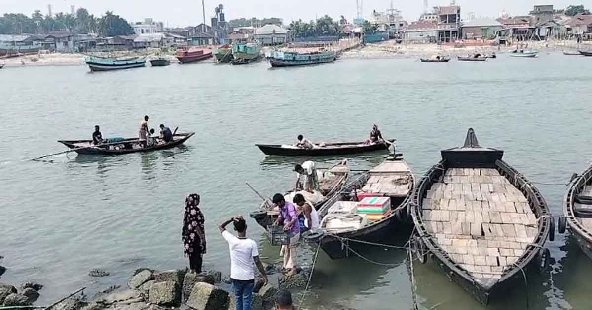 নদীতে নেমে হতাশ জেলেরা, মিলছে না ইলিশ