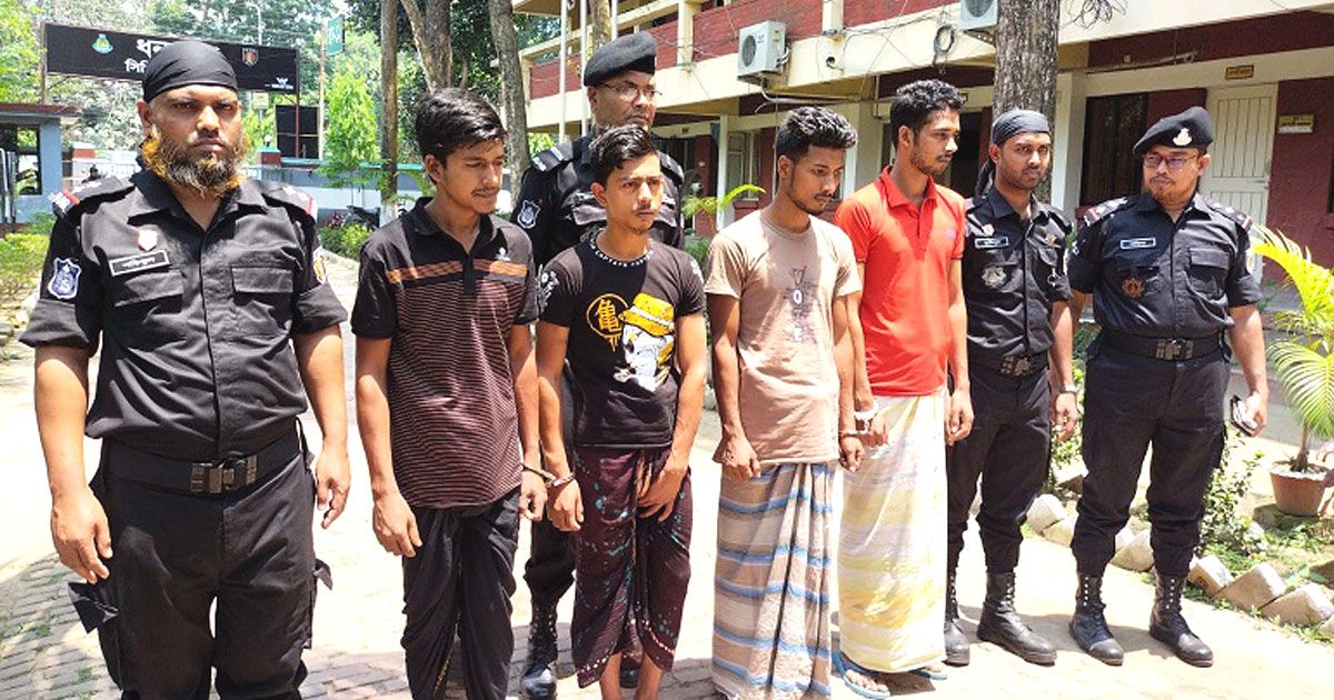 হত্যাকাণ্ডের পর পালিয়ে সাভারে টাইলসের কাজ করছিলেন ওরা