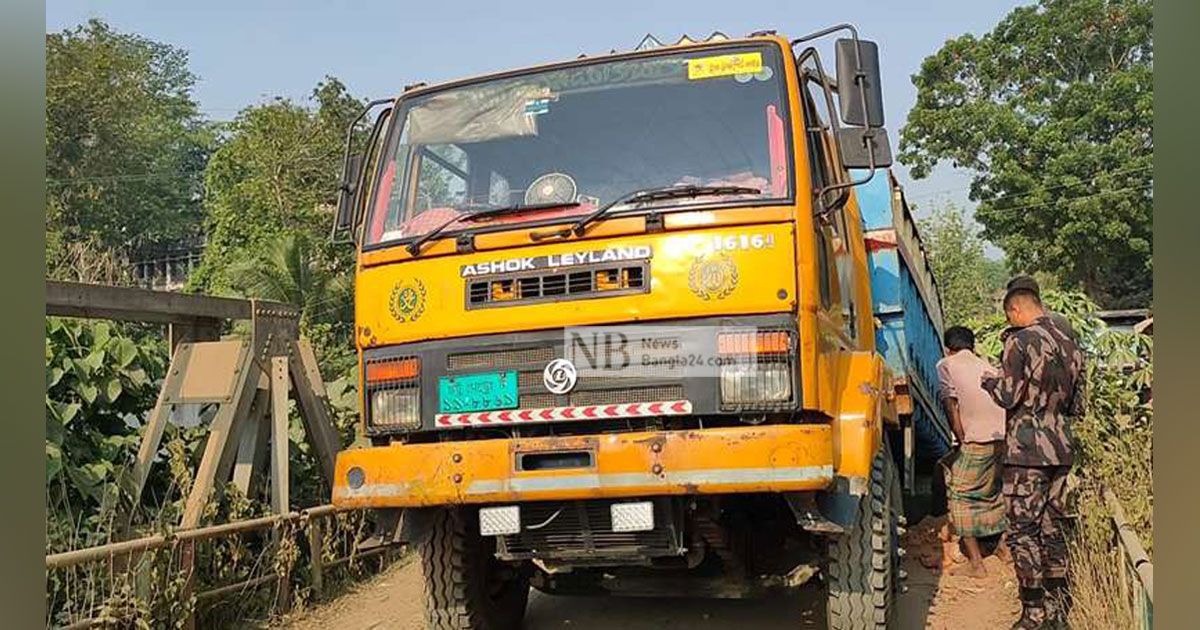 সেতুর পাটাতন ভেঙে যোগাযোগ বিচ্ছিন্ন রাঙামাটি-বাঘাইছড়ি