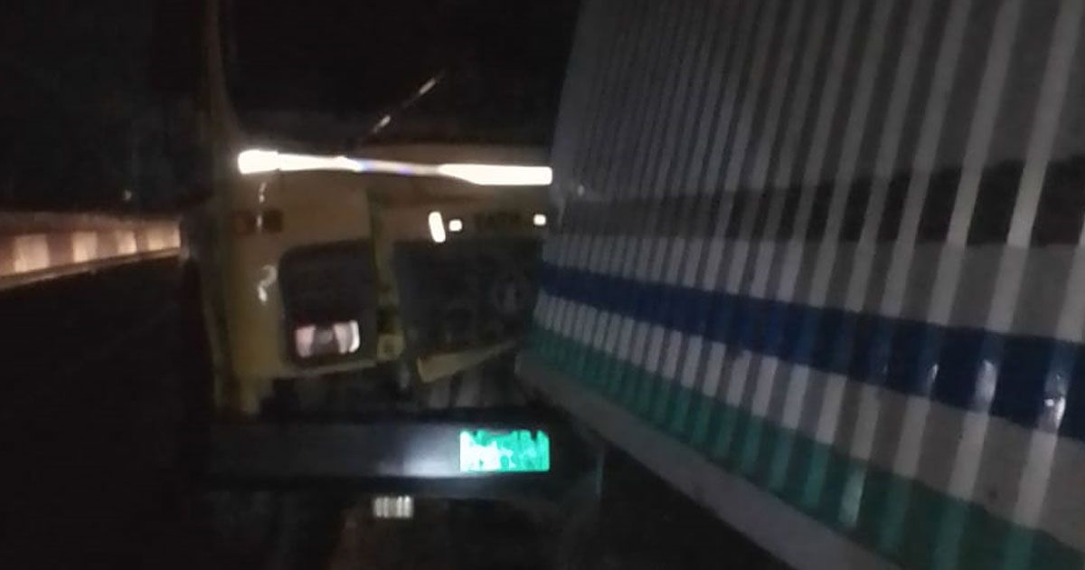 ট্রাকের-ধাক্কায়-কাভার্ডভ্যানের-চালক-নিহত