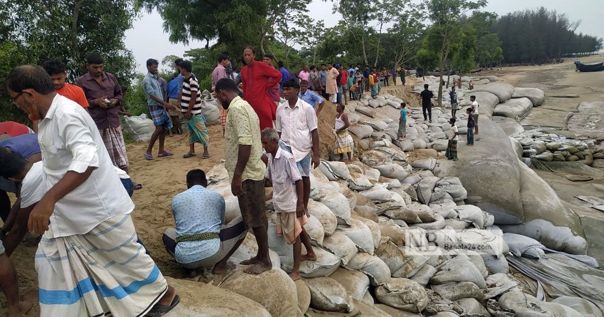 মোখা-মোকাবিলায়-বেড়িবাঁধ-সংস্কারে-এলাকাবাসী